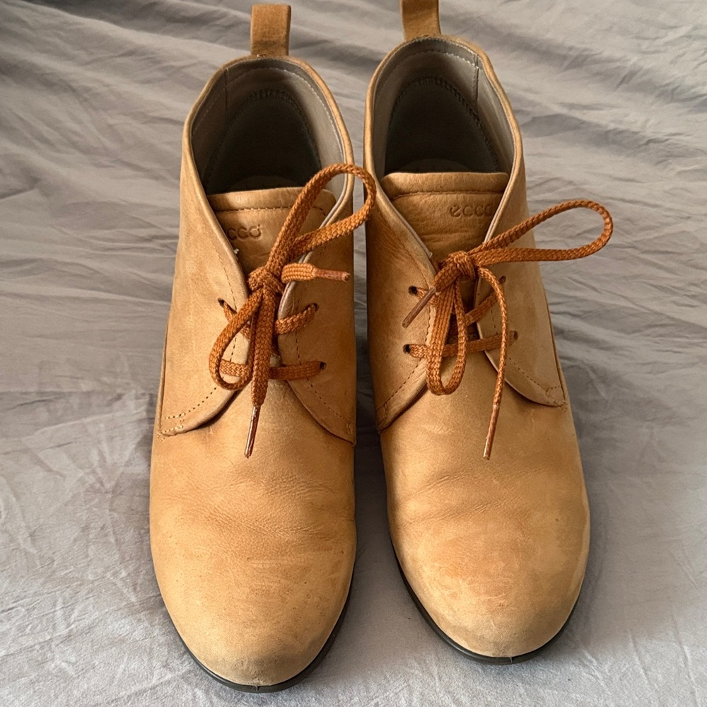 Ecco women’s Light Brown Chukka Boots
